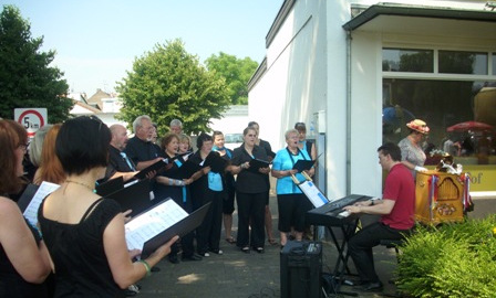 Gemeinsames Singen beim Vereinsfest