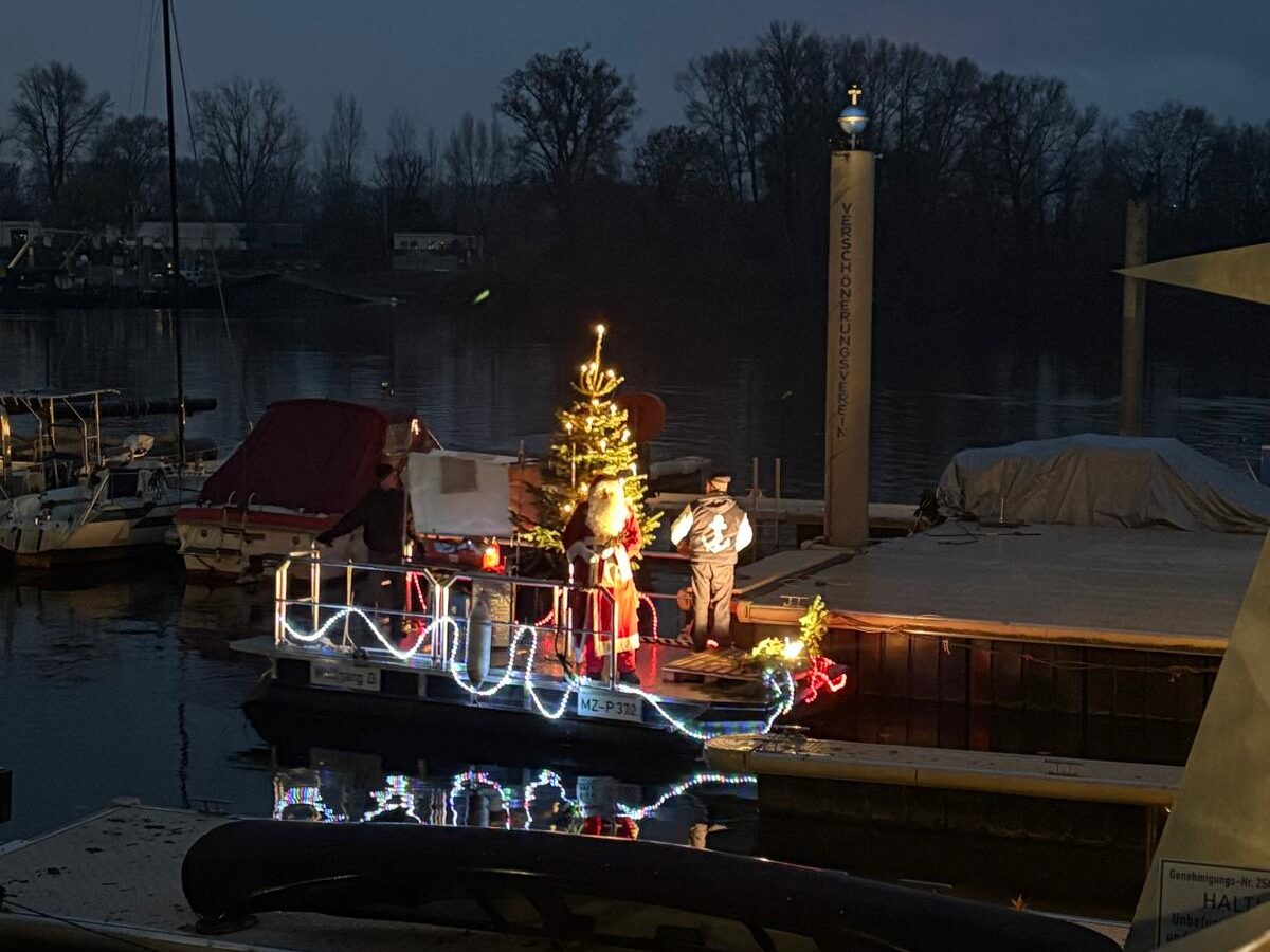 Der Nikolaus kommt mit einem festlich beleuchteten Boot über den Schiersteiner Hafen